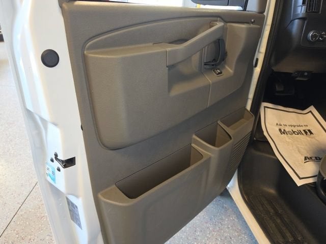 2024 Chevrolet Express Passenger 3500 1LT