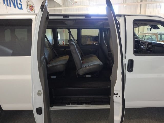 2024 Chevrolet Express Passenger 3500 1LT