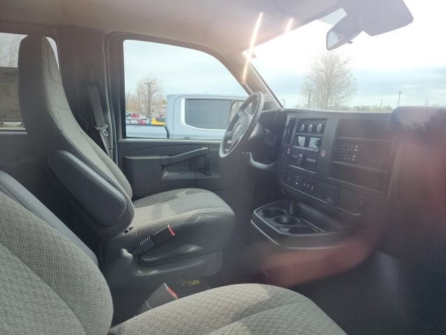 2025 GMC Savana Passenger LT