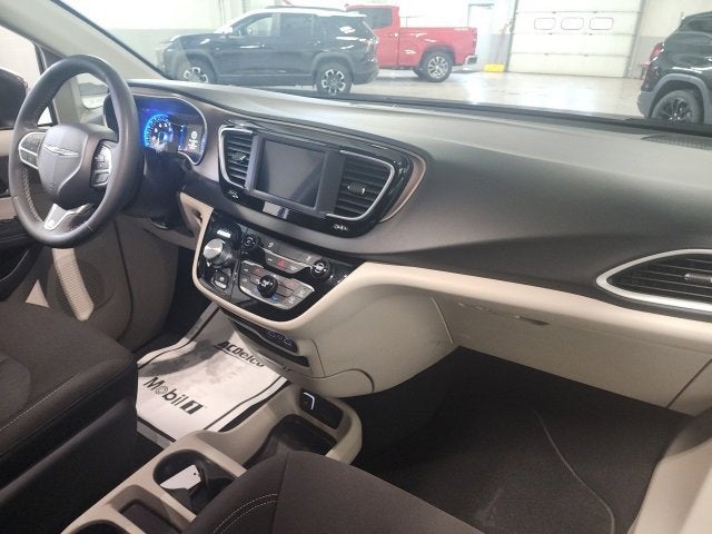 2022 Chrysler Voyager LX