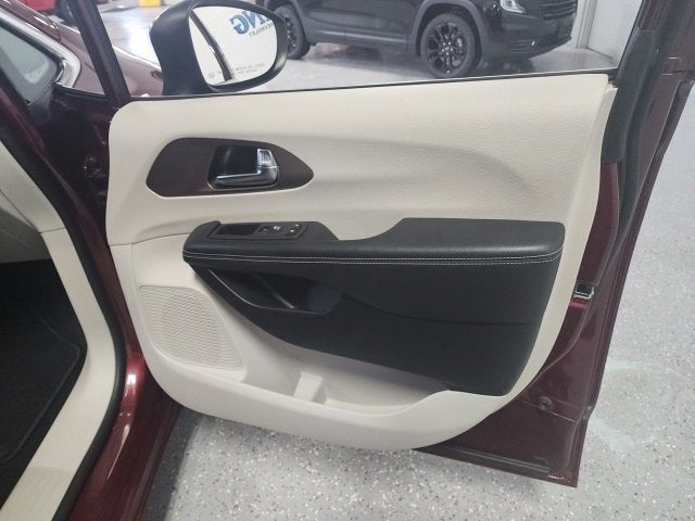 2022 Chrysler Voyager LX